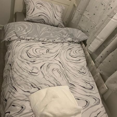 At Apex House Single Room Horndon-on-the-Hill Εξωτερικό φωτογραφία